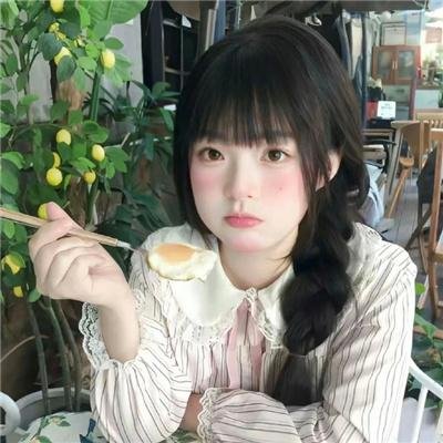 坐在酒吧里吃蛋糕